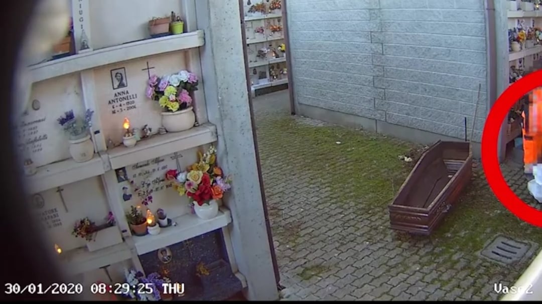 Scoperta choc al cimitero: smembrati i corpi mummificati