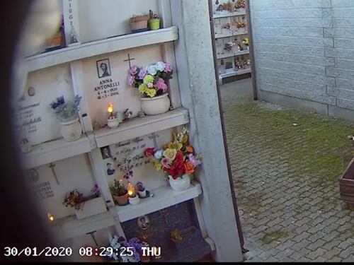 Scoperta choc al cimitero: smembrati i corpi mummificati