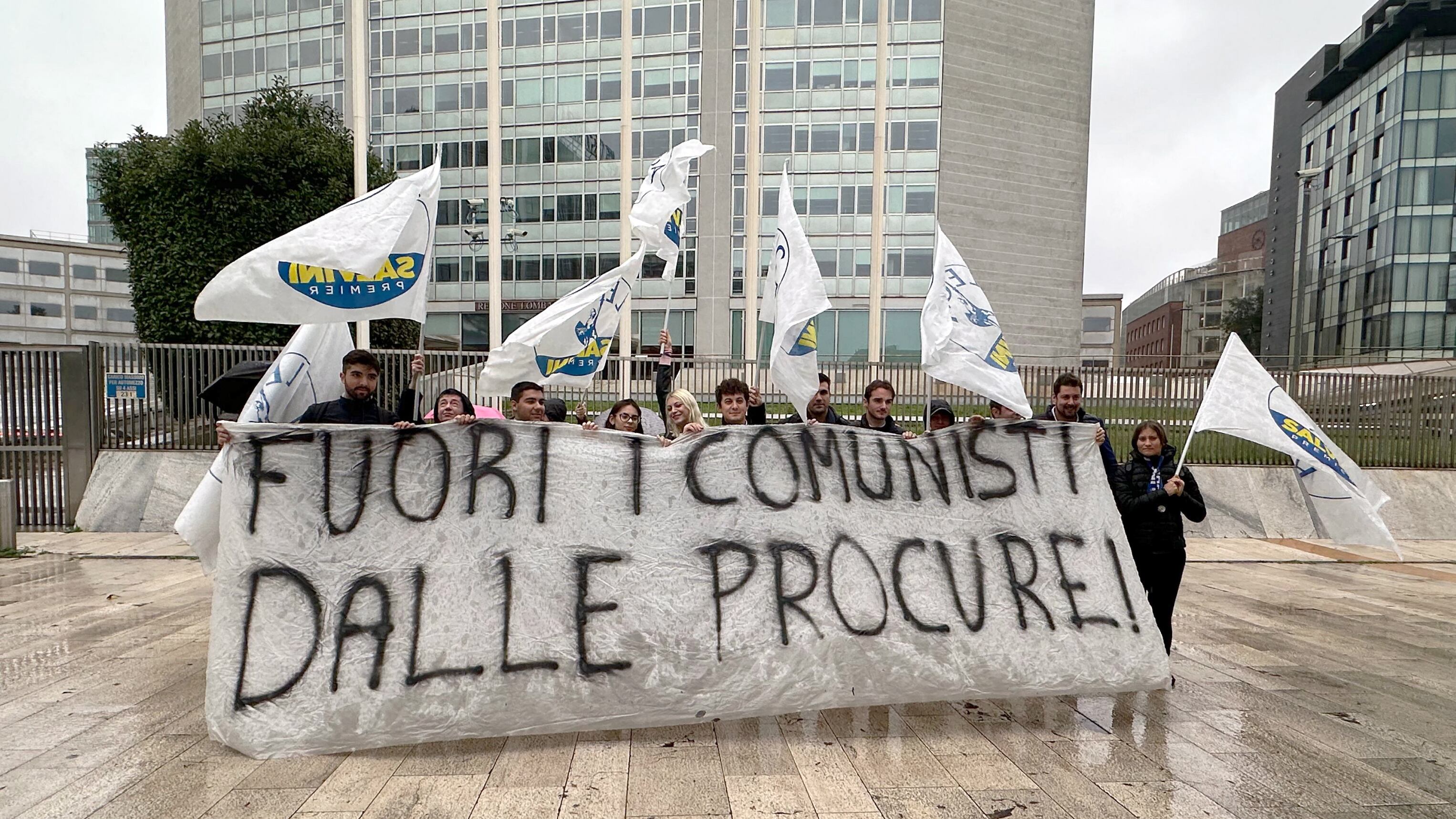 "Fuori i comunisti dalle Procure". Lo striscione dei giovani della Lega davanti al Pirellone