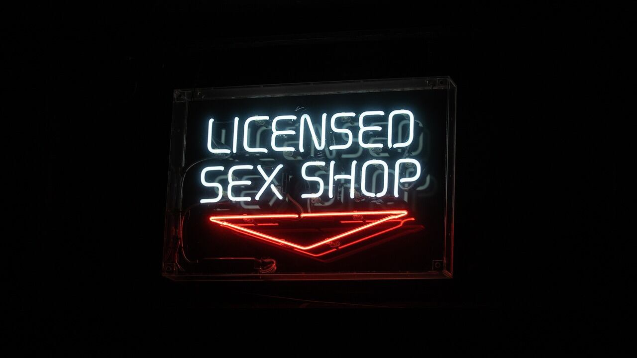"Offendono le signore a messa". Niente sexy shop nel centro di Sorrento
