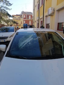 Foggia, marocchino danneggia l'auto della Polizia locale 2