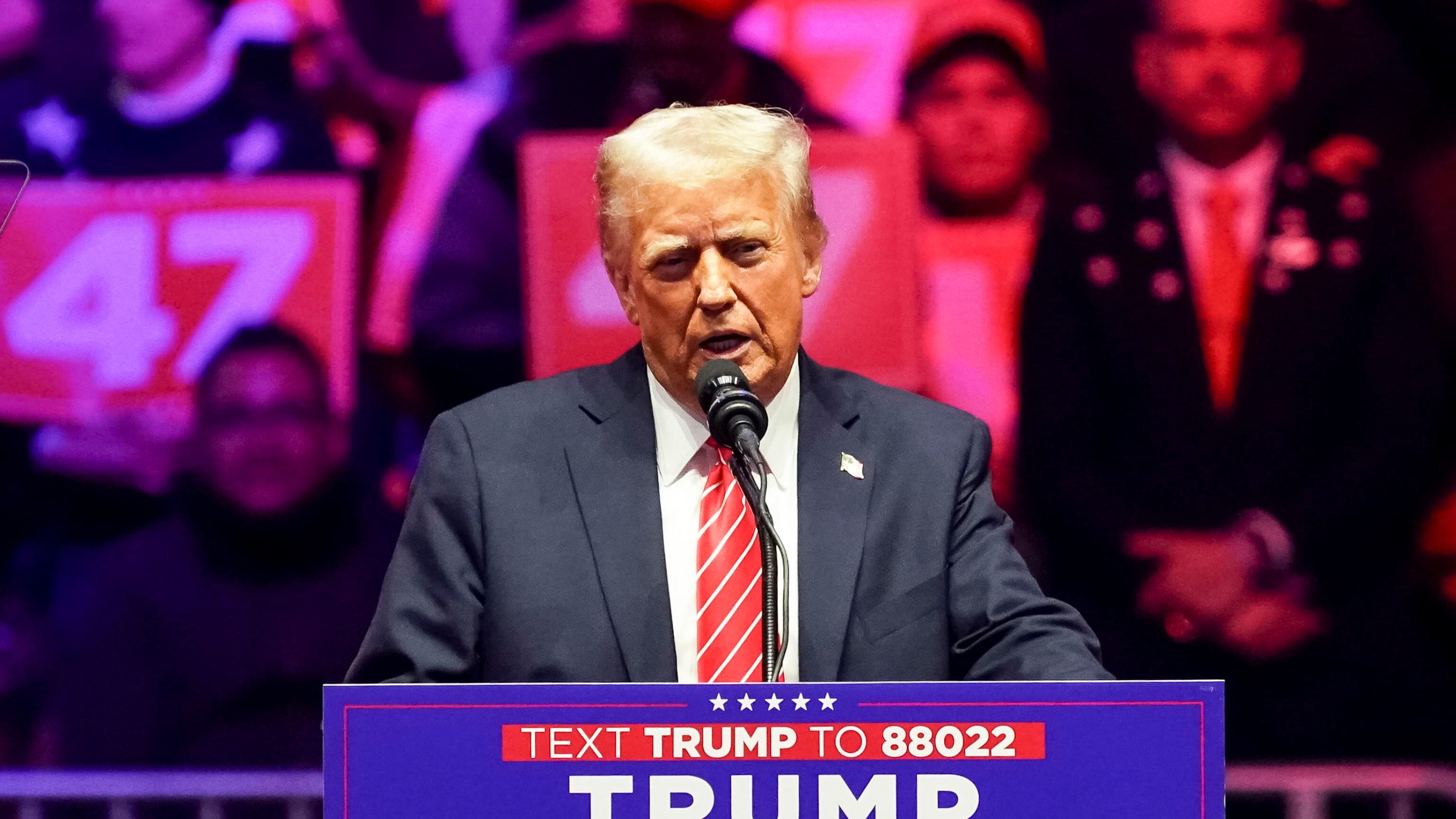 "Vinceremo per l'America". Trump infiamma la folla nell'ultimo discorso prima dell'insediamento