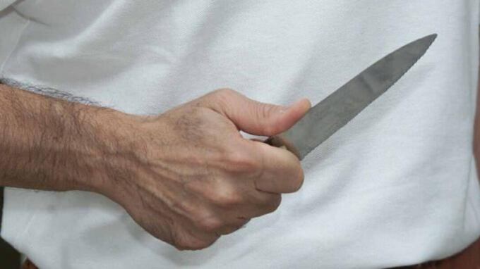 Firenze, migrante accoltella un agente e stacca l'orecchio al collega
