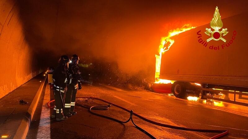 Tir in fiamme nella galleria autostradale: il salvataggio dei Vigili del fuoco 2