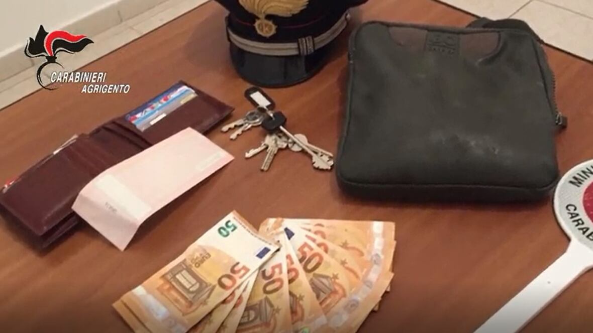 Ruba la borsa ad un'anziana e poi propone uno scambio: ladro in arresto