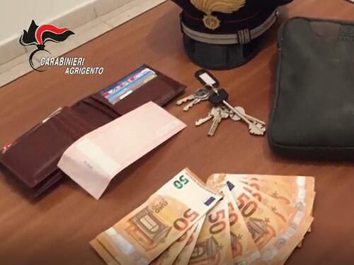 Ruba la borsa ad un'anziana e poi propone uno scambio: ladro in arresto
