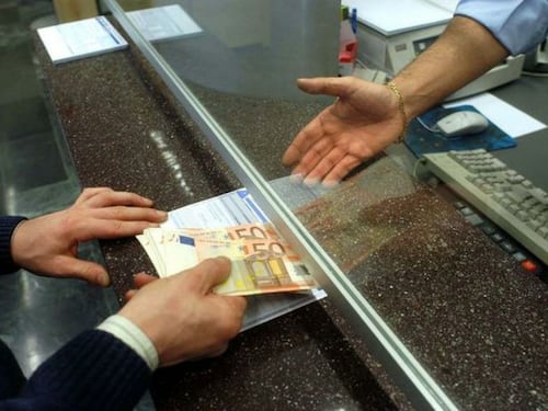 "Insultava i clienti solo per stress". Cassiere licenziato e reintegrato