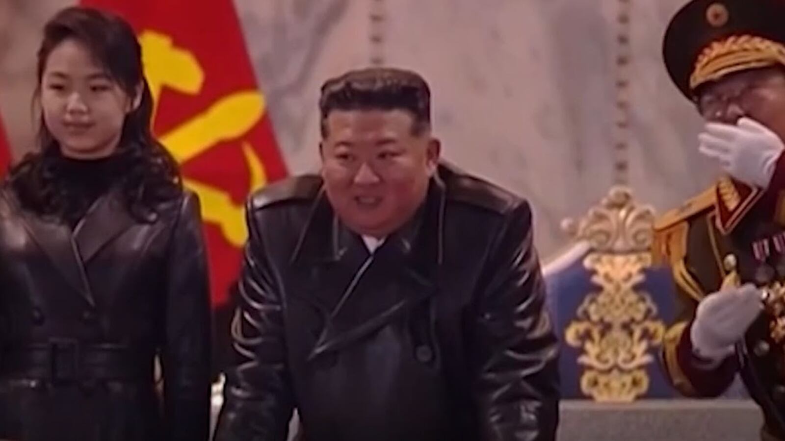 Il giacchetto, la soffiata degli 007, la parata militare: Kim ha “incoronato” la figlia? Cosa succede in Corea del Nord