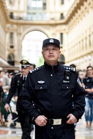 I poliziotti cinesi pattugliano Milano 12