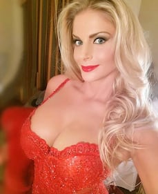 Francesca Cipriani hot, scollatura vertiginosa 14