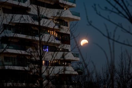 L'eclissi lunare tra i palazzi di Milano 1