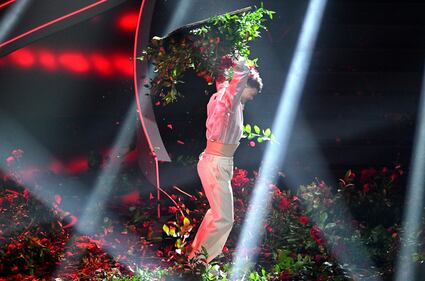 Follia Blanco a Sanremo, il cantante devasta il palco 8