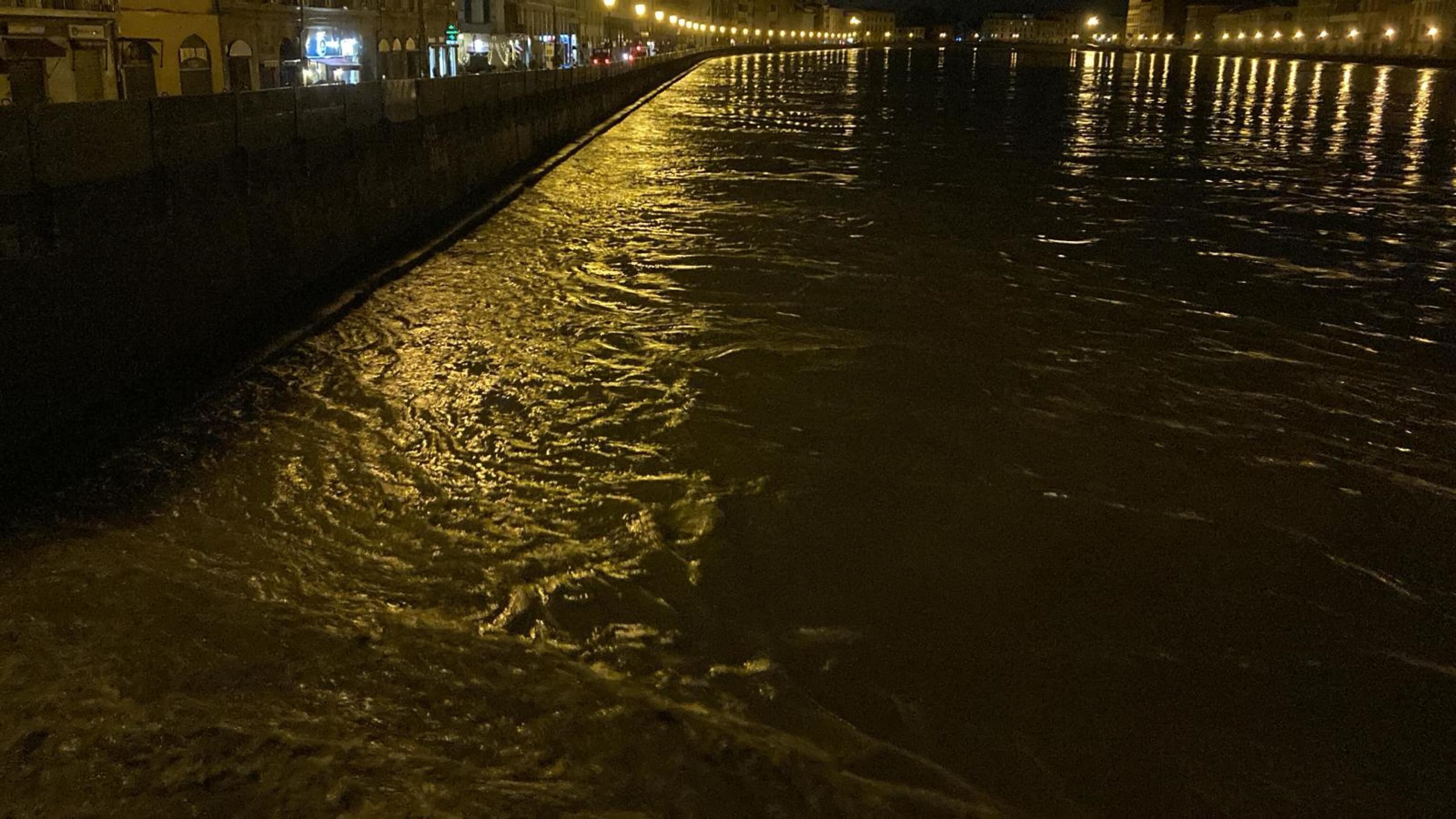 Emergenza maltempo, a Firenze transita la piena dell'Arno. Resta l'allerta in Emilia-Romagna
