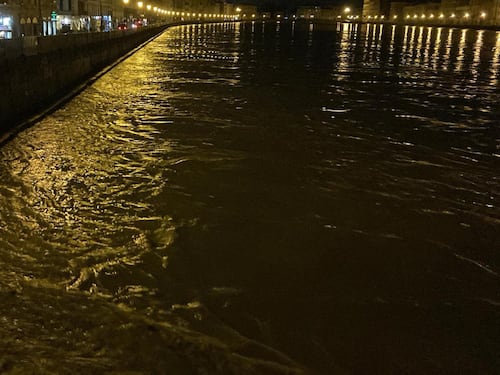 Emergenza maltempo, a Firenze transita la piena dell'Arno. Resta l'allerta in Emilia-Romagna
