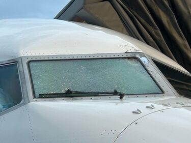 Il vetro in frantumi, il pilota ferito: le immagini del Boeing 737 colpito a 11mila metri 2