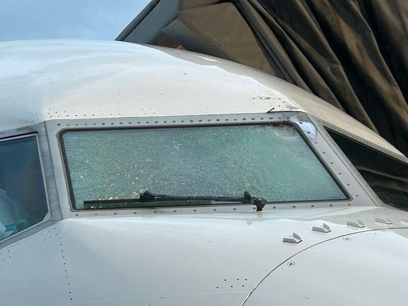 Il vetro in frantumi, il pilota ferito: le immagini del Boeing 737 colpito a 11mila metri 2