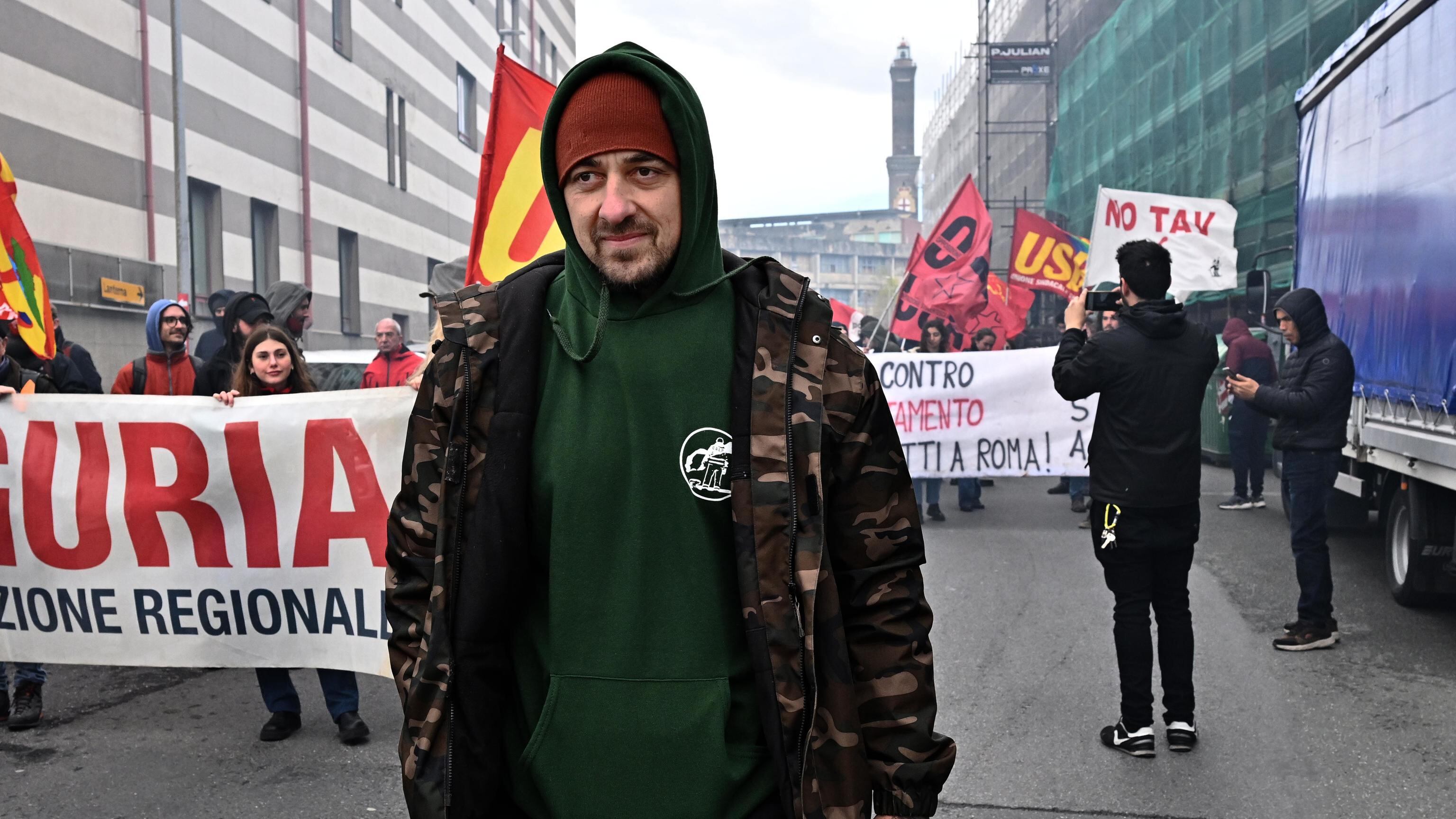 L'antiterrorismo a casa di Chef Rubio e lui sparisce dai social: ecco cosa succede