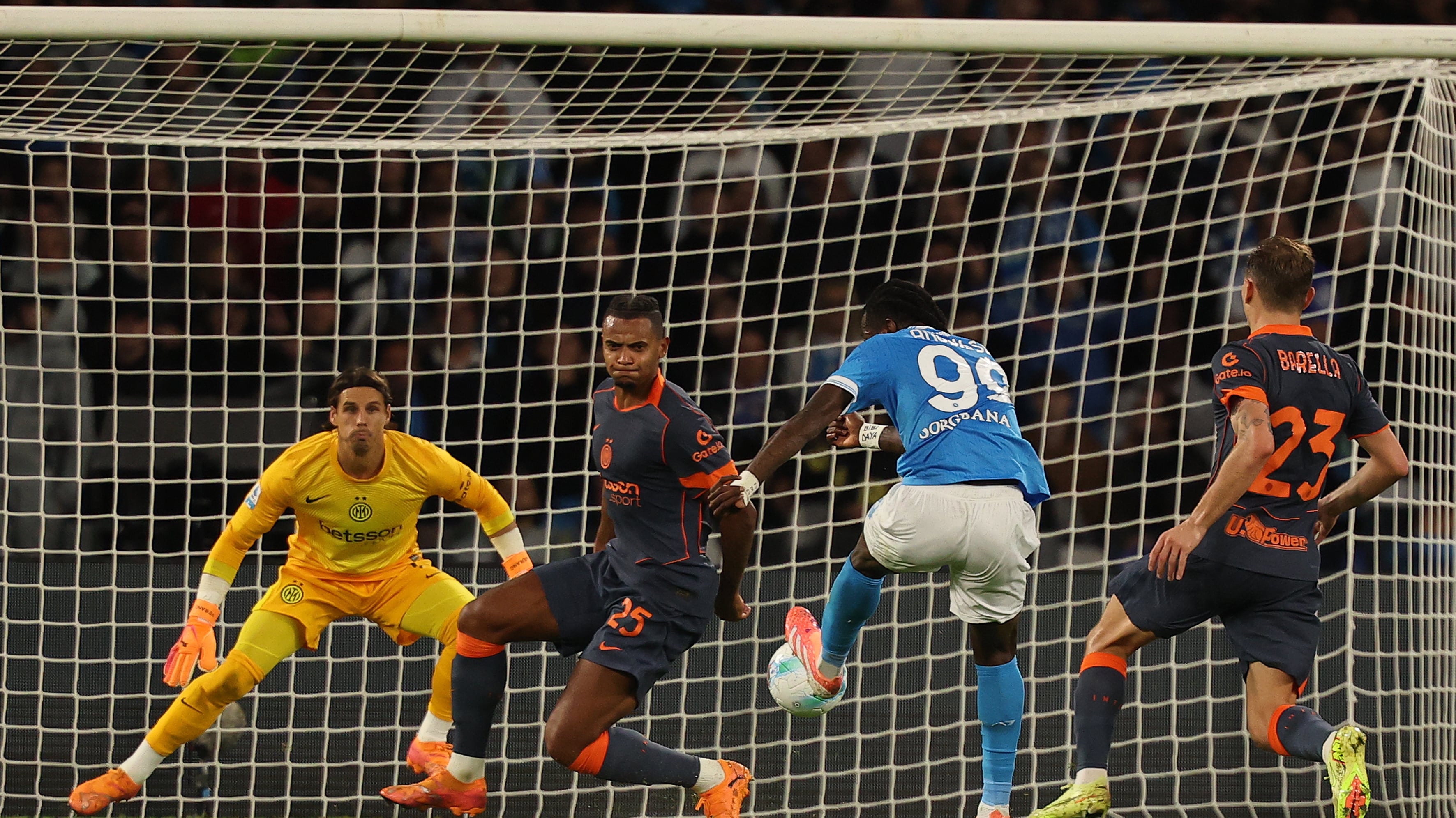 Il Napoli piega l’Inter 3-1 e torna in testa: De Bruyne segna e s’infortuna