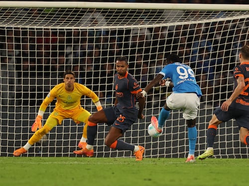 Il Napoli piega l’Inter 3-1 e torna in testa: De Bruyne segna e s’infortuna