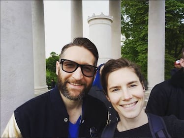 Cappuccetto rosso, gatti e vacanze: la nuova vita di Amanda Knox 16