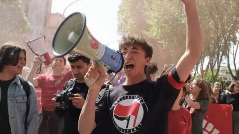 Chi è (davvero) il maturando che chiede a Valditara di abbasargli il voto