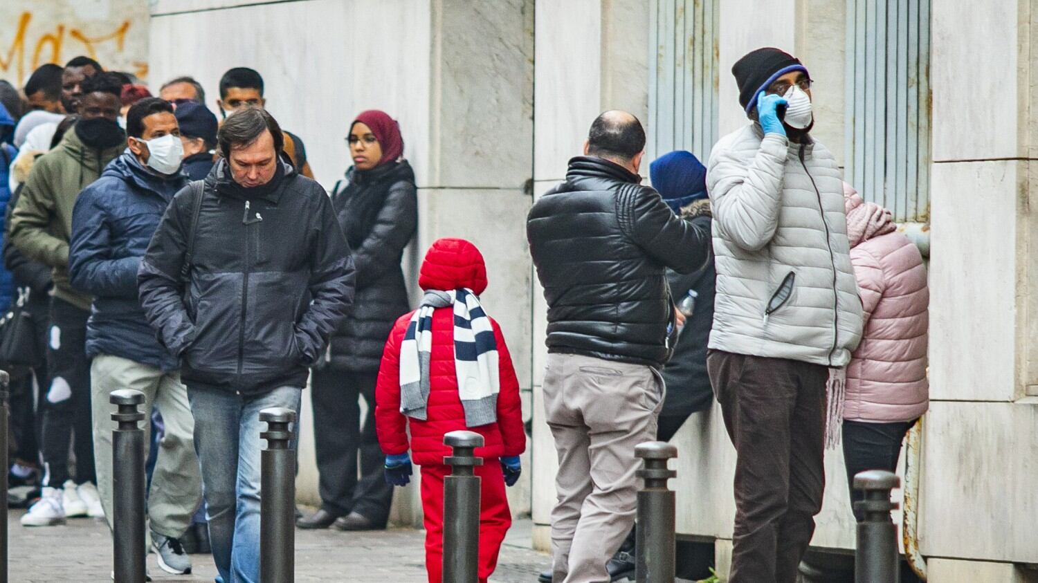 Virus, contagiati 8 minorenni. C'è il primo morto in Emilia