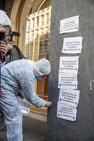 Manifestazione del Block Friday prende come bersaglio Amazon 5