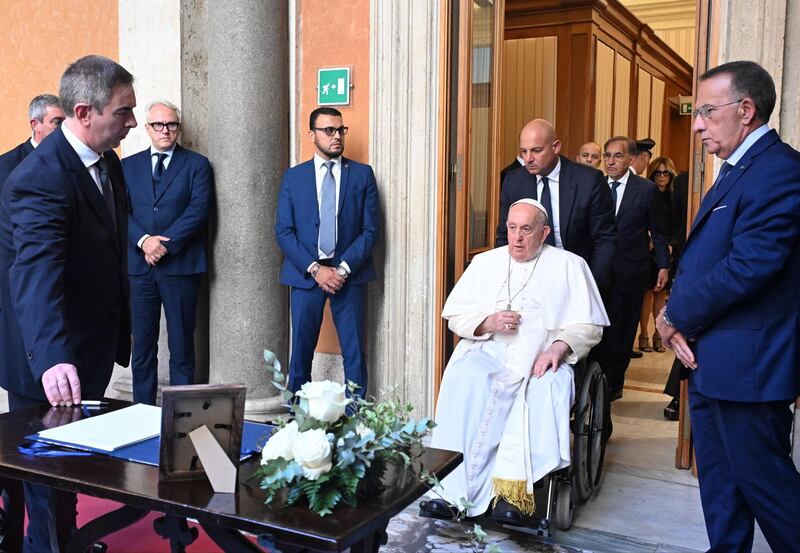 Papa Francesco a Palazzo Madama per Napolitano: l'omaggio a sorpresa del pontefice 7