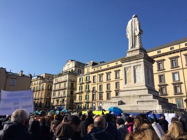 Napoli, una "marea azzurra" protesta per la vivibilità 1