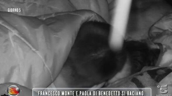 Isola dei Famosi, Francesco e Paola si sono baciati
