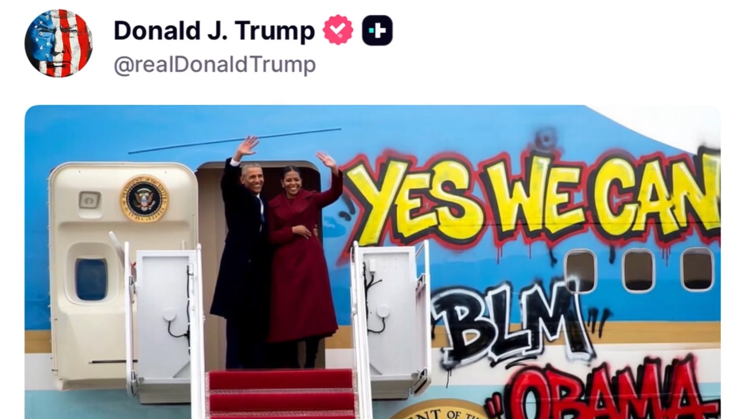 Trump ancora contro gli Obama: scritte in arabo sull'Air Force One
