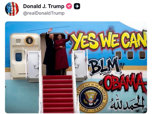 Trump ancora contro gli Obama: scritte in arabo sull'Air Force One