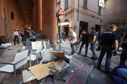 Bologna, esplosione in centro: sventrato un ristorante giapponese 3