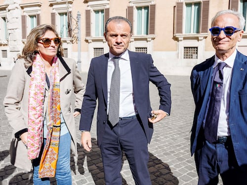 Lo show a Montecitorio di Cateno De Luca che “affronta” i parlamentari di Fn: “Siamo gli anti-Vannacci”