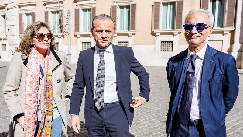 Lo show a Montecitorio di Cateno De Luca che “affronta” i parlamentari di Fn: “Siamo gli anti-Vannacci”
