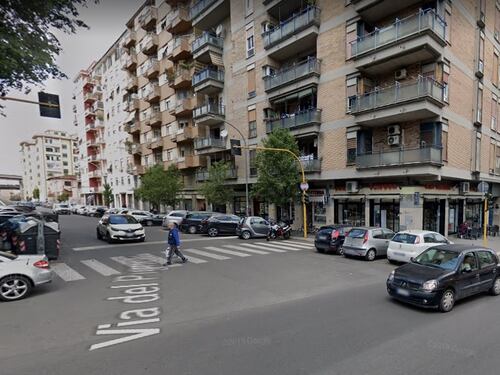 Pigneto, uomo investito da auto: è grave