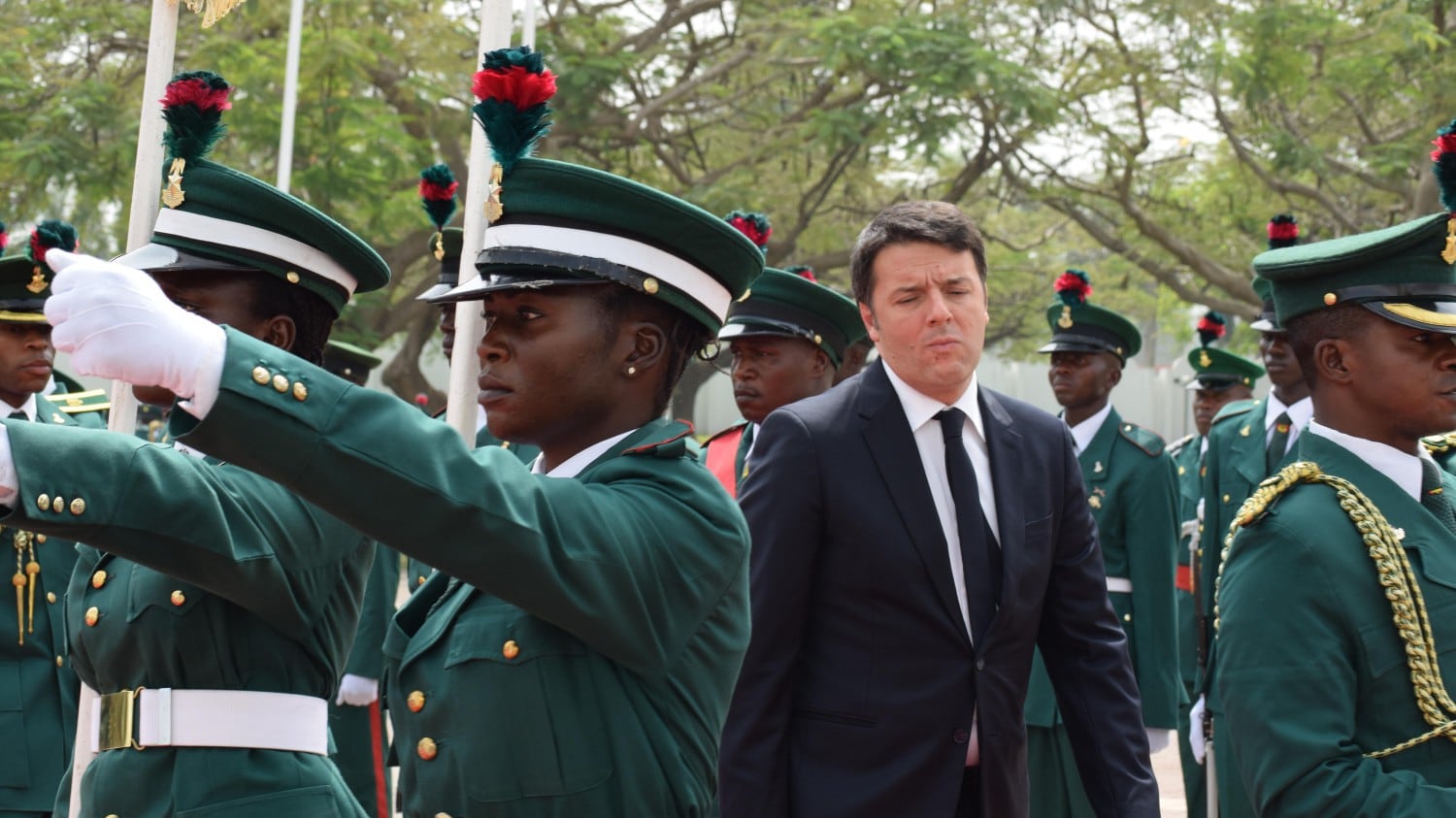 La resistenza africana di Matteo: diversivo per sviare dai suoi flop