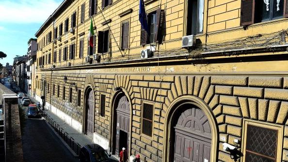 Roma, 10 anni di violenze e umiliazioni sulla compagna: preso 56enne