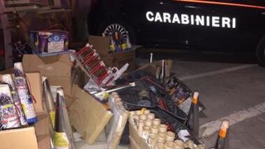Napoli, maxi sequestro di bombe destinate ai commercianti