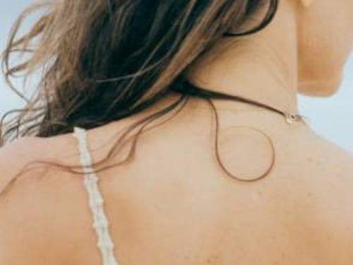 Olio di jojoba: ecco i benefici per la salute di pelle e capelli