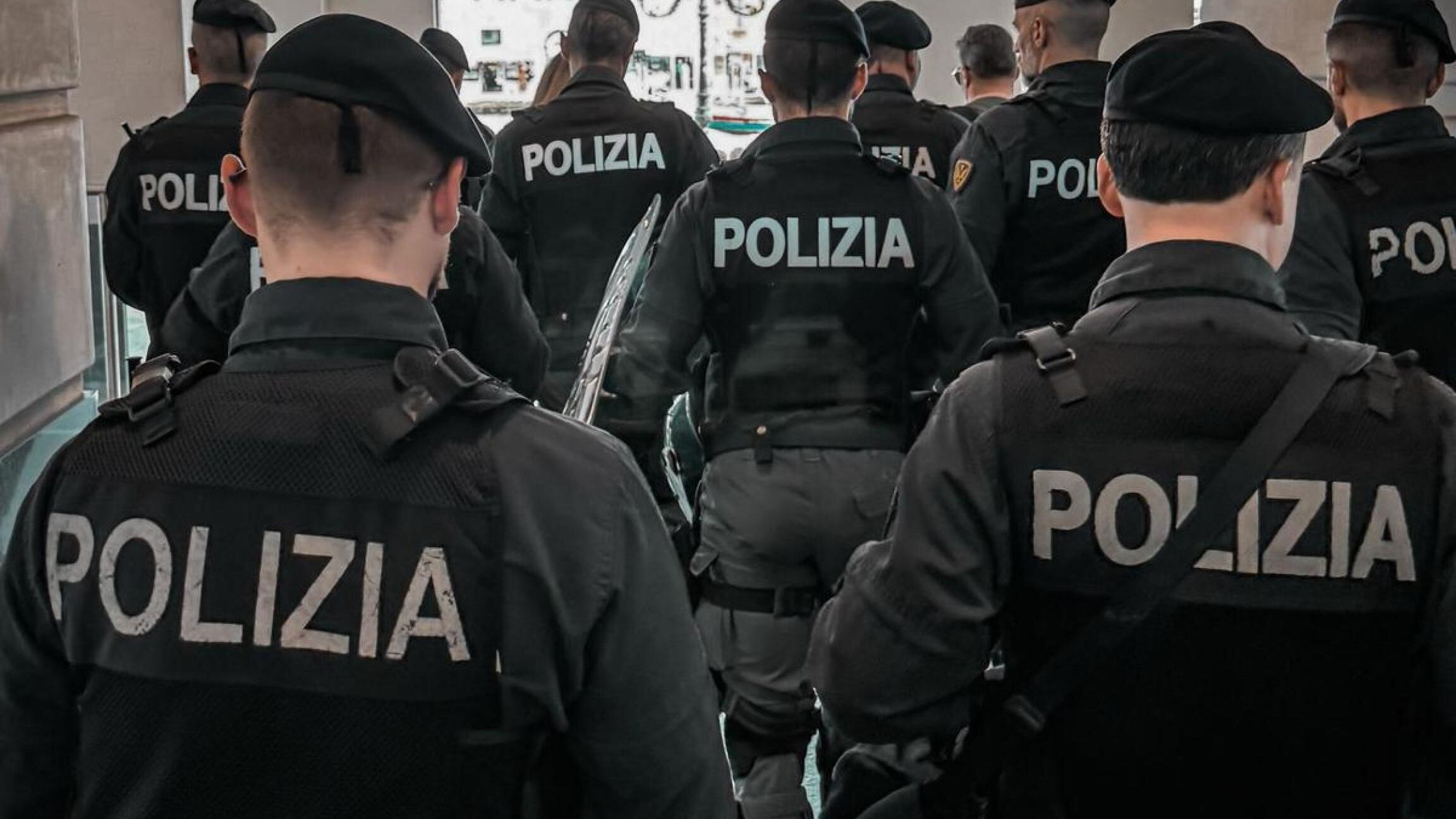 "Sbaglia uno di noi, non sbaglia la Polizia". La rabbia degli agenti contro Cinturrino