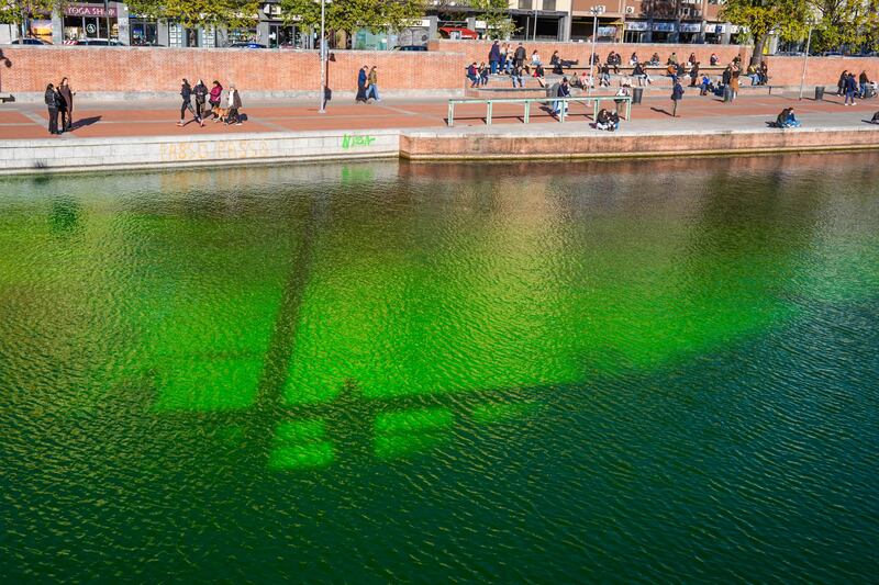 Cop 30, così gli attivisti hanno colorato di verde i Navigli 6