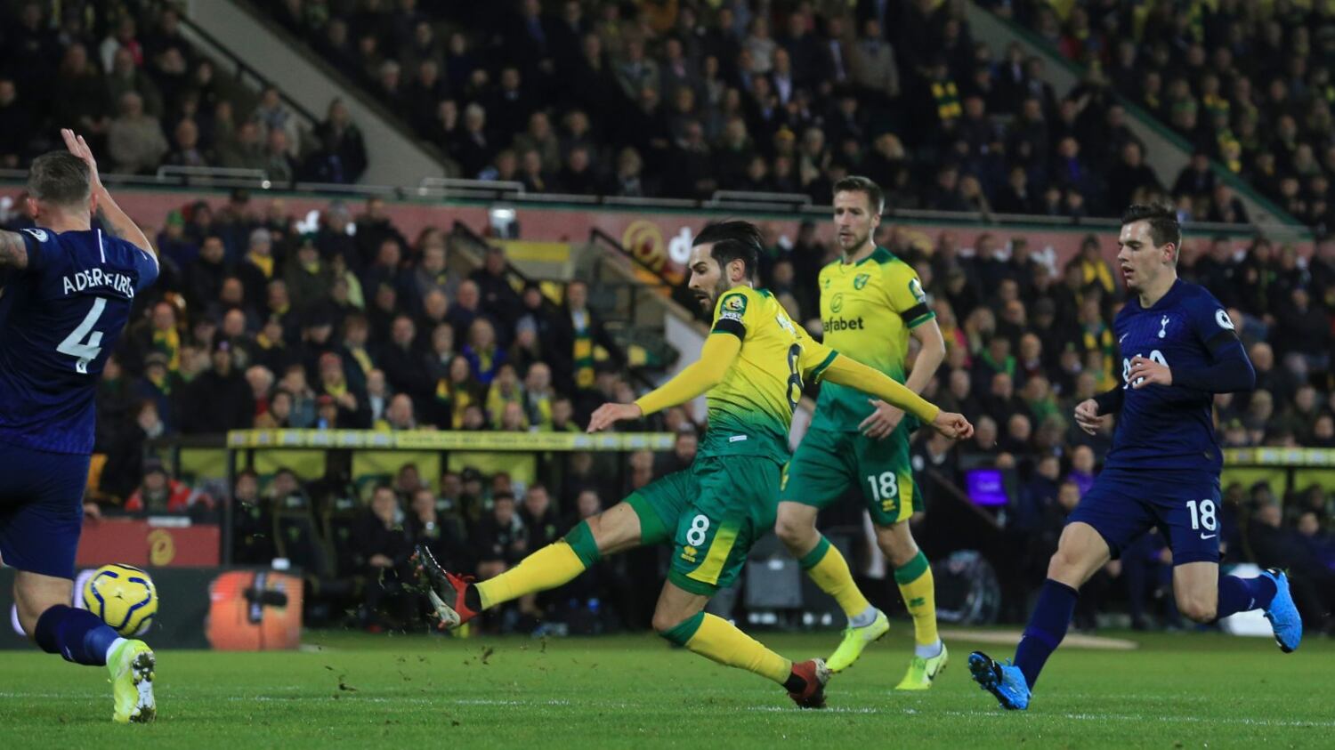 Il Var annulla il gol: il tifoso del Norwich lancia il telefono in campo
