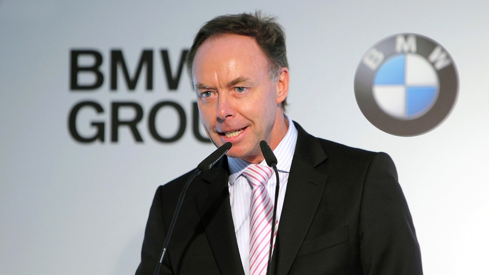 "Auto elettrica, chi è indietro rischia"