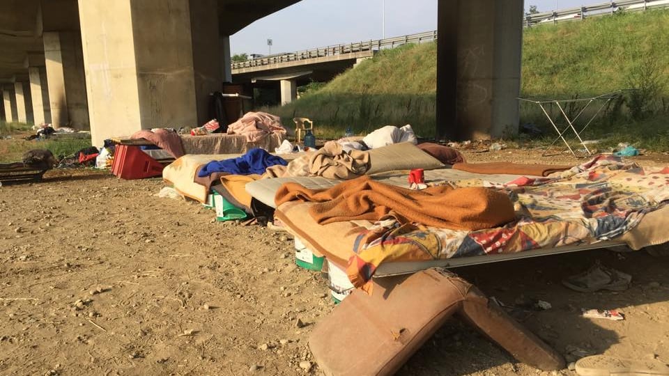 Milano, la favela degli immigrati sotto la tangenziale