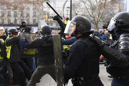 Parigi, scontri fra polizia e gilet gialli vicino l'Arco di Trionfo 1