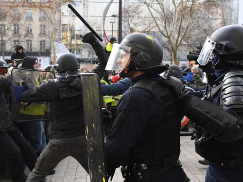 Parigi, scontri fra polizia e gilet gialli vicino l'Arco di Trionfo