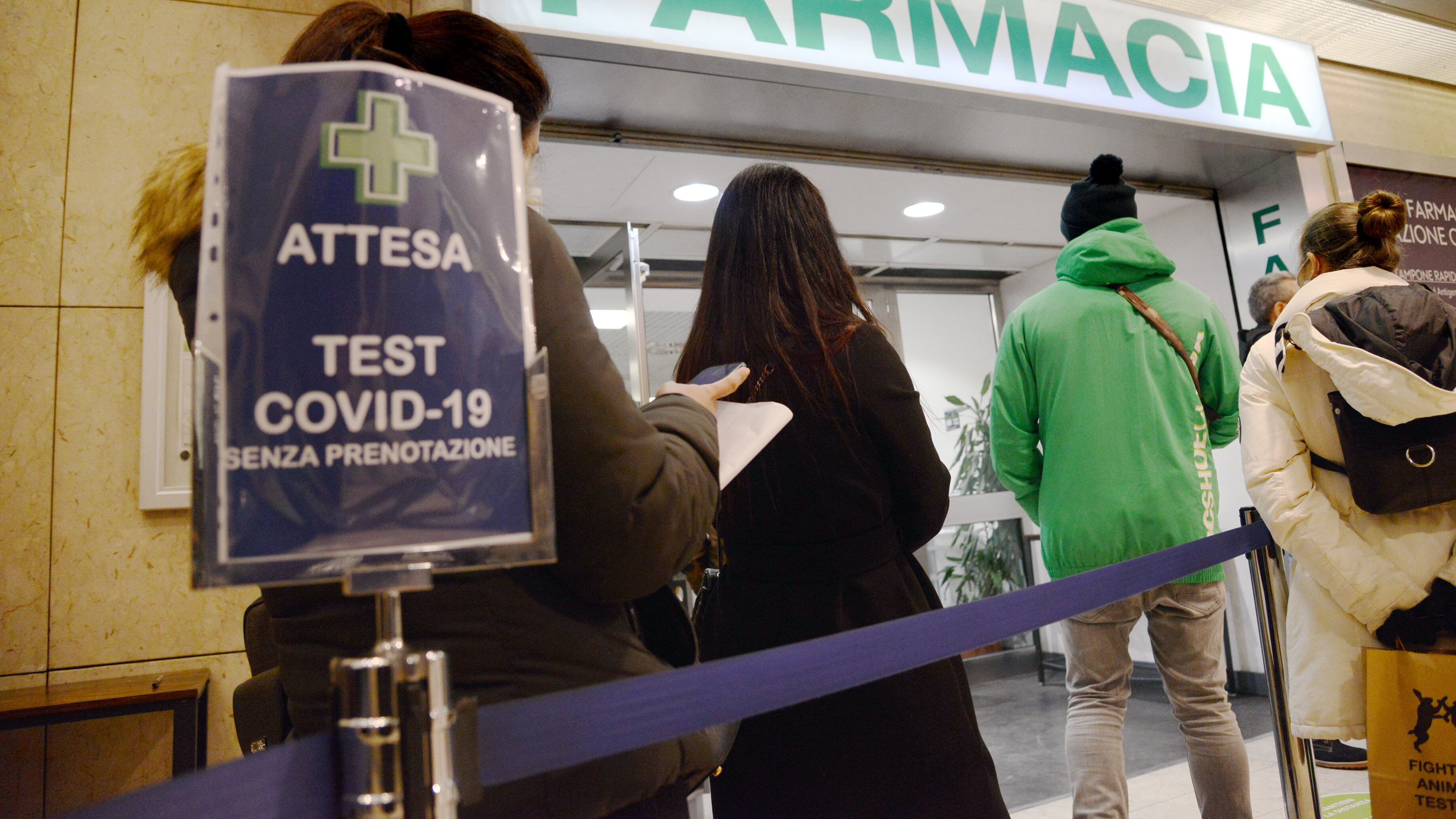 Tamponi e mascherine, addio ai prezzi calmierati. Cosa può succedere