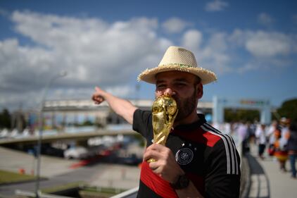 Migliaia di tifosi invadono Rio 14