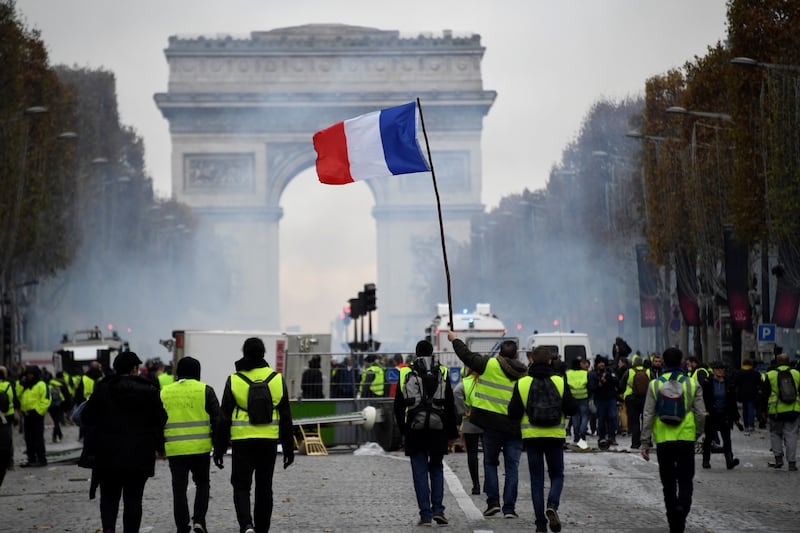 La protesta dei gilet gialli a Parigi: guerriglia sugli Champs-Élysées 3